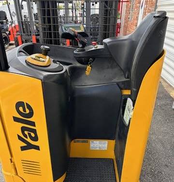 For Rent 4000 lbs - 212" lift -  Electric - Indoor Warehouse