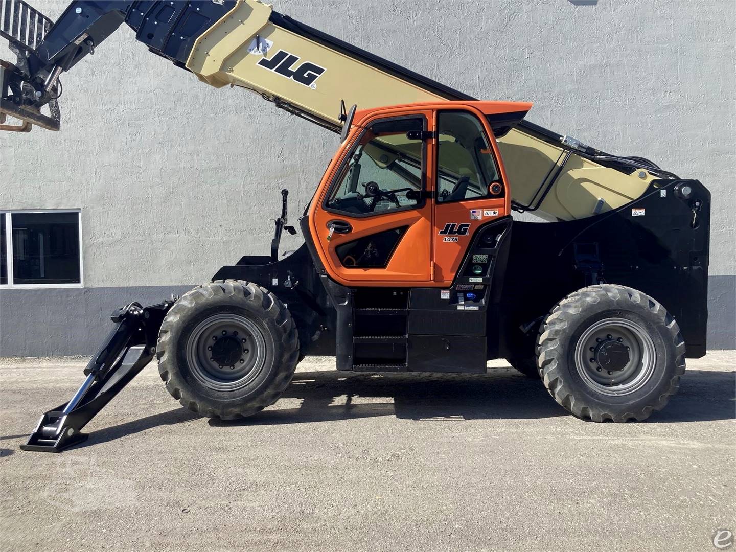 2020 JLG 1075