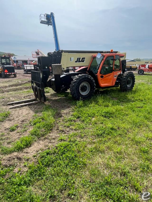 2017 JLG 1055