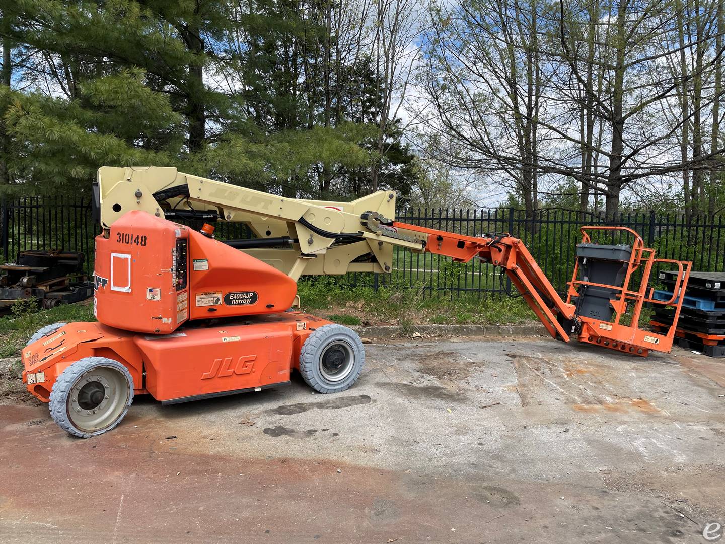 2012 JLG E400 AJP