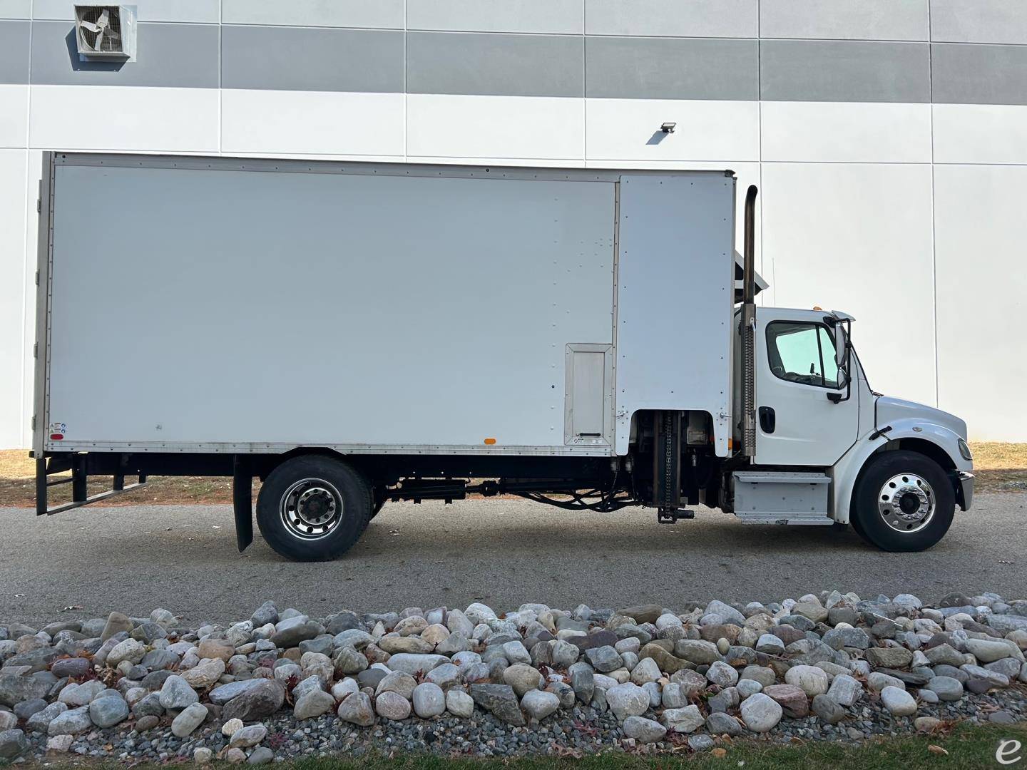2017 Freightliner BUSINESS CLASS M2 106