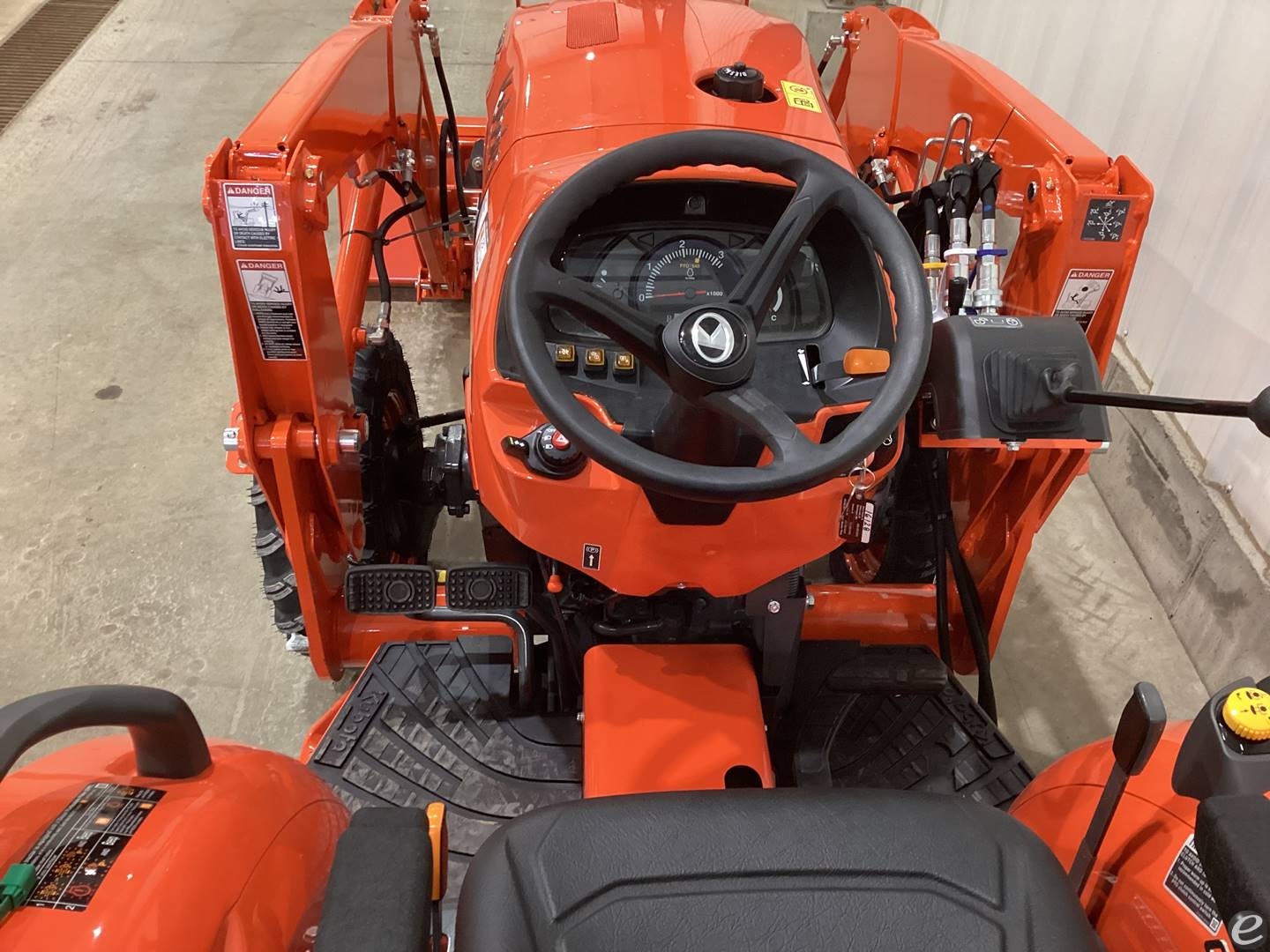 2023 Kubota L3302HST