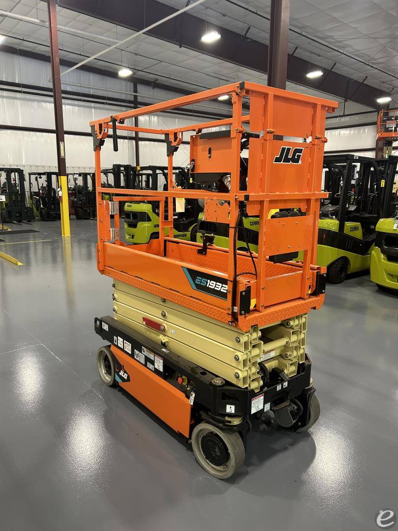 2025 JLG ES1932