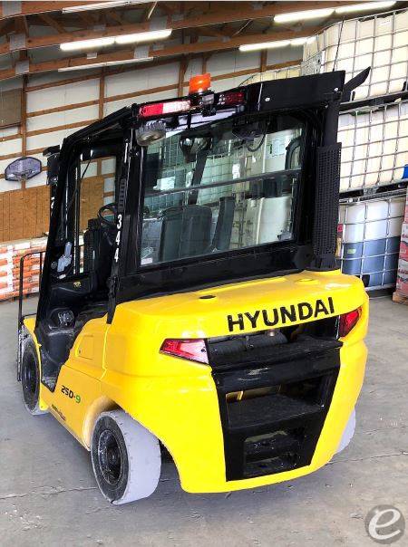 2016 Hyundai 25D-9