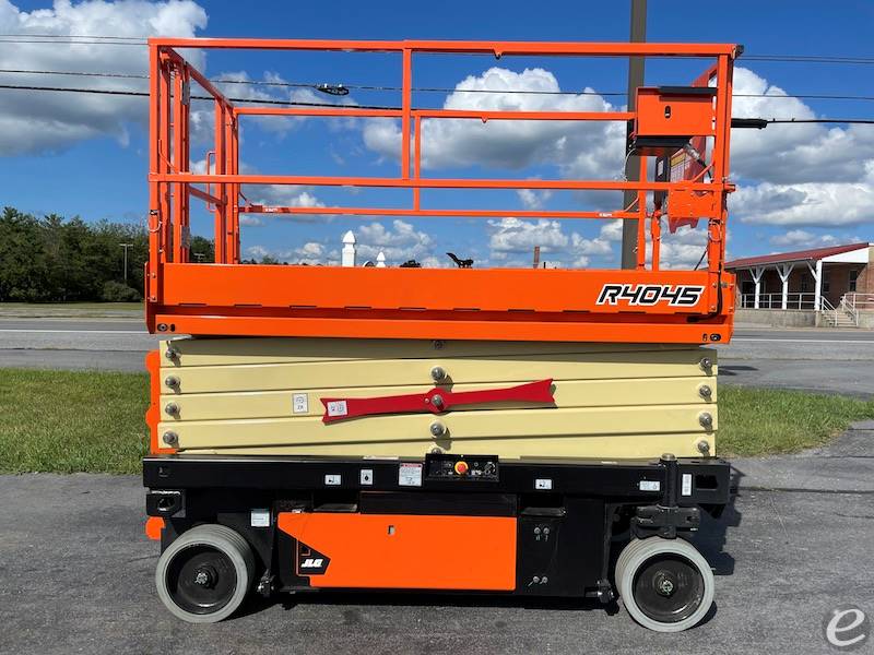 2023 JLG R4045